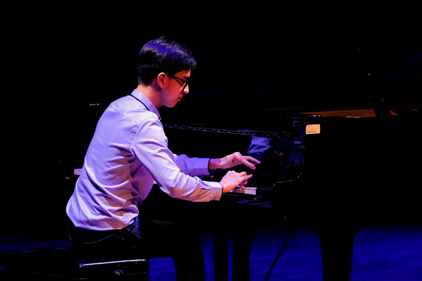 Gambar dekat Andrew Huang bermain piano semasa resital